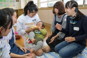 ミルクを飲ませるのにも一苦労。赤ちゃんのお世話に四苦八苦する生徒たち
