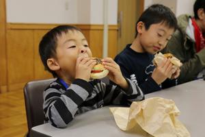 昼食は三國バーガー。ちょっと大きすぎたかな!?