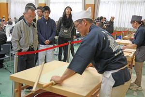 会場ではそば打ち愛好家によるそば打ちの実演も行われた