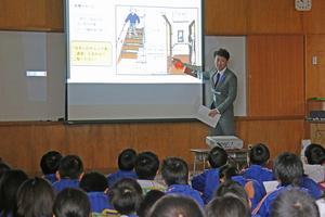 スライドショーやDVDを使い、身近なテーマで