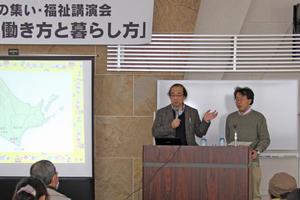 仲間の経験の中に自分の問題解決の糸口があると話しをする向谷地氏(左)と伊藤氏