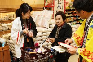 花あかりを試食した人のほとんどが興味津々に