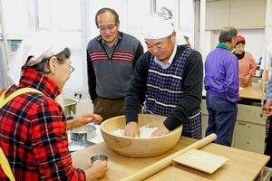 そば粉は丸岡産を使用。丁寧にそば粉を捏ねてい