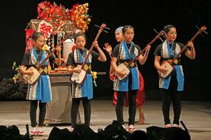 子どもたちによる太鼓やお囃子などの演奏が、舞2