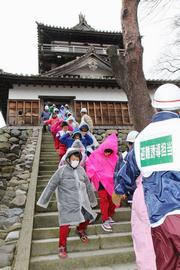 平章小学校少年消防クラブが観光客役。避難誘導担当者の指示に従って、あわてず騒がず迅速に避難