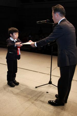 福井県教育委員会賞の表彰を受ける山畑さん