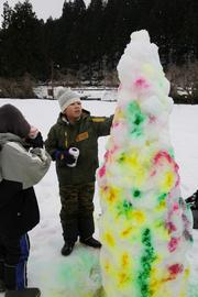 入浴剤で自由に着色されていった雪の山