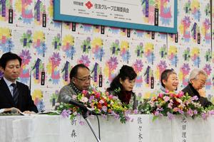 入賞作品の講評を行う選考委員。小室さん（写真右）は「手紙を通して表現の素晴らしさを再発見させてくれる」など総評を行った