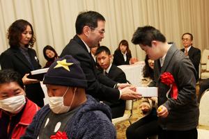 伊藤会長より一人一人に記念品が手渡された