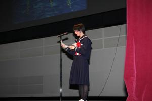東日本大震災の被災について、素直な気持ちを込めて朗読する鈴木さん。気持ちが込みあがり涙する場面も