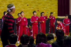 12月に行われたワークショップで習ったジャグリングを全校生徒の前で披露する6年生児童たち