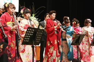 恩師と新成人とで結成されたメモリアルバンドが息の合った演奏を披露