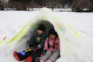 手作りのかまくらで、くつろぐ子どもたち