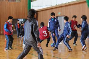 最後のミニゲームには有町さんも参加。有町さんからボールを取ろうと、果敢に挑む子どもたち