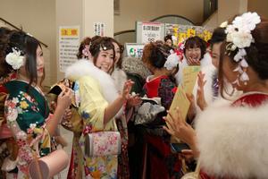 会場中で、友人との再会に喜びの声があがる
