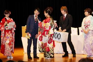 成人式記念アトラクションでは、記念抽選会が行われ、当選した喜びの感想を伝える