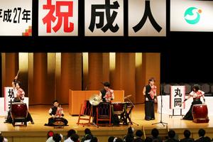 式典前には、新成人の小林祐太さん（こばやしゆうた・春江町出身・中央）がメンバーとなっている和太鼓バンド「ロマンライブス」が熱演