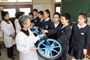 下級生とも仲良く遊べる一輪車。早速試し乗りしたいと喜ぶ生徒たち