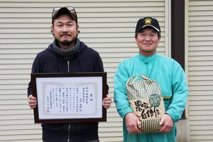 「今後もおいしいお米を作っていきたい」と話す田中勇樹さん(左)と父・利男さん(右)