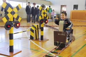 通り過ぎるときには遮断機が下りて踏切が光る。細部にまでこだわった作りこみに乗客も思わず笑顔