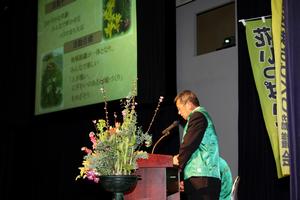 大石地区まちづくり協議会の発表。ユリの花や季節の花で同地区の各区の花壇を、花いっぱいに彩る活動を行った。