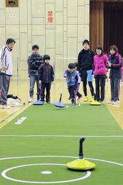 子どもも大人も一緒に楽しめるユニカールなど5つのニュースポーツを体験