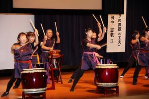 三国東部まちづくり協議会の発表では、同地区で行っている太鼓の活動を威勢よく披露した。