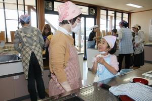 おにぎりを握るときもお母さんと話しながら仲良く作る