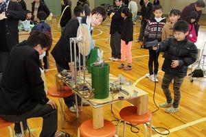 「しっかりと狙いを定めて」。子どもたちもついつい夢中になる赤外線シューティングゲーム