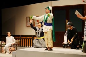 記憶を保てないパコ(左)のために何かしてあげようと大好きな絵本の劇を演じる、入院患者たち