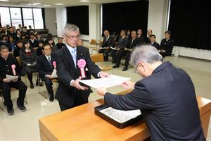 喜夛教育長から功労賞の表彰状を授与される古谷さん