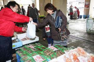 三国港で水揚げされた新鮮な魚介類を多くの人が買い求めた