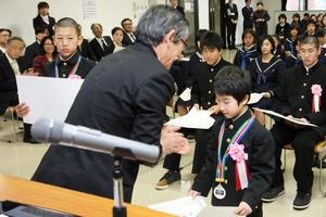 全国で優秀な成績を収めた小・中学生に表彰された奨励賞では、賞状のほかメダルや盾が送られた