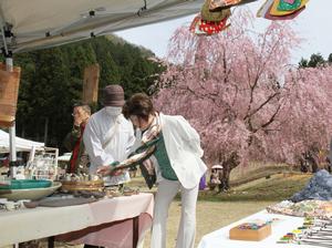 多彩な工芸品に目を奪われる来訪者