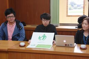 デザイン作成過程などを説明する学生たち