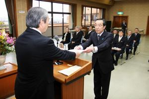 坂本市長より辞令を受け取る三国コミュニティセンター長の山本達雄(やまもと たつお)さん