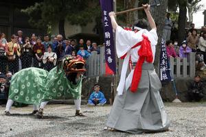 大勢の観衆を魅了した「お神楽舞」の奉納