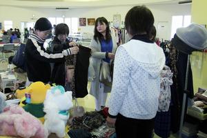 ミニフリーマーケットで購入だけでなく、会話も楽しむ来場者