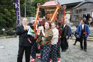 祭りに花を添える乙女みこし