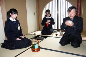 丸岡南中学校茶道部によるお茶会。おいしいお茶に心を和ませる来訪者
