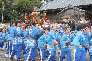 元気にみこしを担ぐ子どもたち
