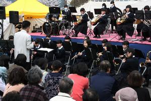 丸岡南中学校吹奏楽部の息の合った演奏に、観客みんなが引き込まれる