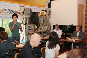 学生からの意見に耳を傾ける坂本市長。学生も積極的に発言する