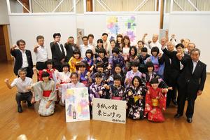 出陣式で一致団結（丸岡城のまちコミュニティセンター）。ツアーには浴衣姿の女子中高生が交替で参加