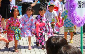 「でんすけさん、どっこいしょ」の声を出し、元気に踊る春江町内の保育園児たち