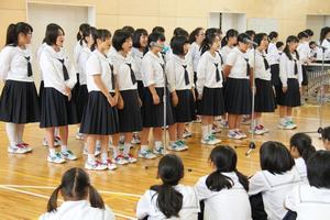 春江中学校生徒による合唱。「ふるさと」など日本の曲を披露する