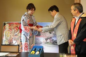 第31代弘前城のミス桜の工藤春佳(くどう はるか)さんから北川副市長へ津軽塗が手渡される