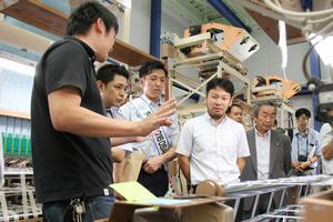 作成現場を見学する受賞者ら