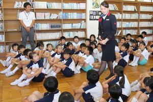 周りに気を配りながら歩く方法を実演。学校の先