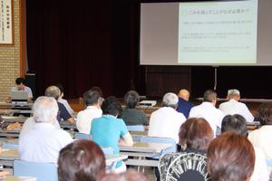 市職員による市内におけるごみの現状についての講義。リサイクル率の低下など改善すべき点なども発表された